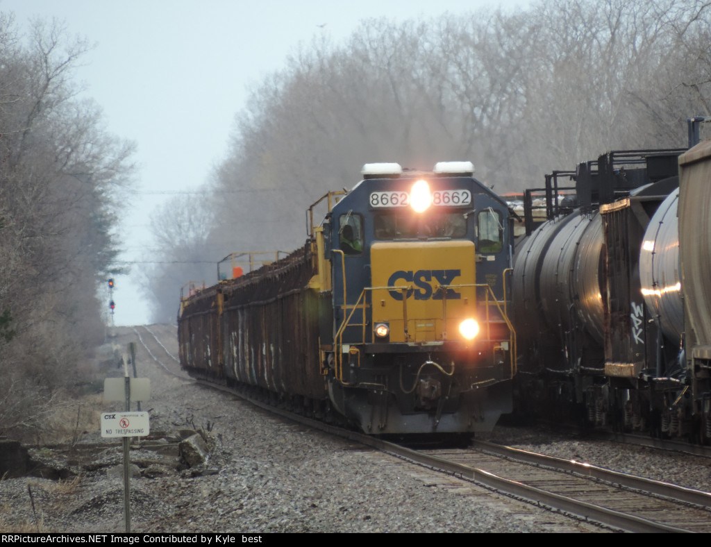 CSX 8662 on W018